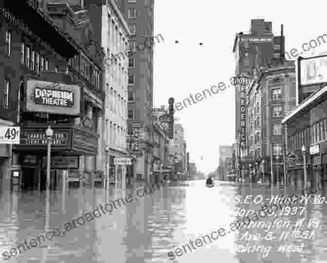 A Raging Ohio River At Its Crest During The 1937 Flood, Overtopping Levees And Inundating The Surrounding Landscape. The Great Ohio River Flood Of 1937 (Images Of America)