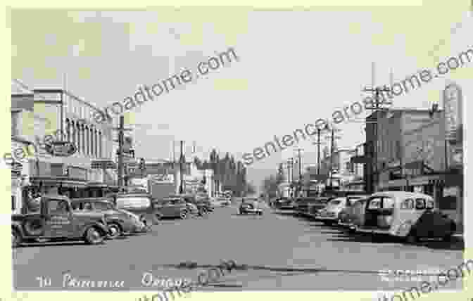 Vintage Photograph Of Prineville, Oregon, In The Early 20th Century, Showing Bustling Main Street With Horse Drawn Carriages And Pedestrians. Prineville (Images Of America) Steve Lent